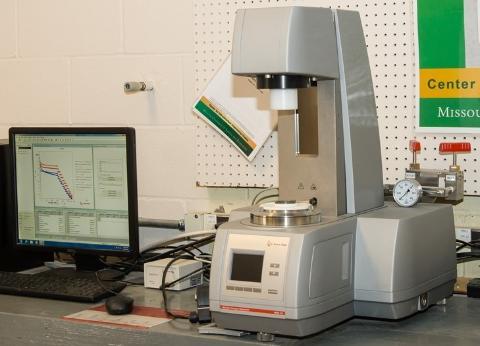 The Anton-Paar MCR 302 is a “standard rheometer” also used in the field of polymers and suspension rheology. Different geometries can be installed on the same device. It enables the measurement of cement pastes with a maximum particle size of 300 µm. The coaxial cylinders and parallel plate geometries are available, both smooth and sandblasted (to minimize slippage).